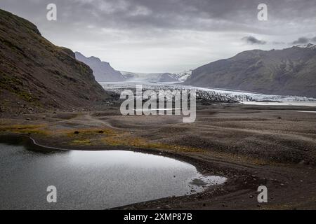 Vatnajokull Gletscher Svinafellsjokull kleiner See reflektierend bewölkter Himmel Island Stockfoto