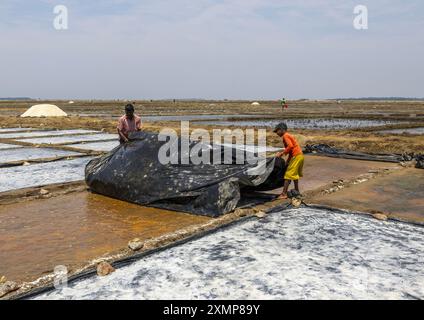 Bangladeschische Männer arbeiten in einem Salzfeld, Chittagong Division, Maheshkhali, Bangladesch Stockfoto