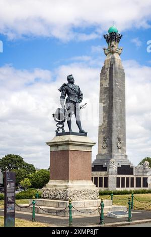 Sir Francis Drake Statue und das Naval war Memorial in Plymouth Hoe in Devon, Großbritannien Stockfoto