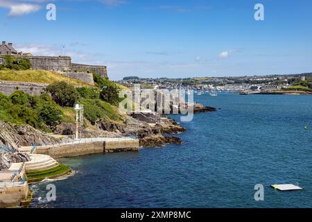 Blick auf den Eingang zur Plymouth Marina von Plymouth Hoe in Devon, England, Großbritannien. Stockfoto