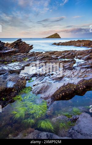 Sonnenaufgang an der Wembury Bay mit Blick auf den Great Mewstone an der südlichen Devon Küste, England. Stockfoto