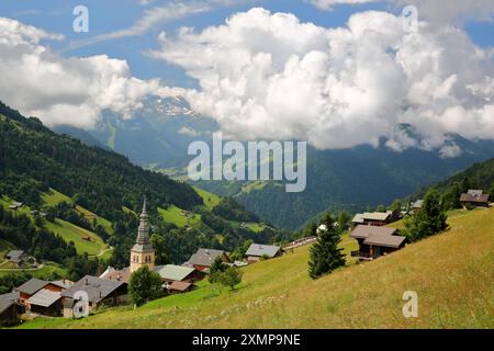 Das Dorf Hauteluce, Beaufortain, Savoie, Frankreich, ein Skigebiet umgeben von Bergweiden und Bergen Stockfoto