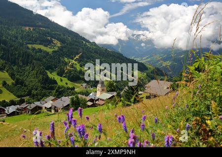 Das Dorf Hauteluce, Beaufortain, Savoie, Frankreich, ein Skigebiet umgeben von Bergweiden und Bergen Stockfoto