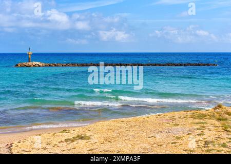 Aussichtspunkt am Ende einer Felsbrücke, die sich ins Meer in Tarragona, Spanien, erstreckt Stockfoto