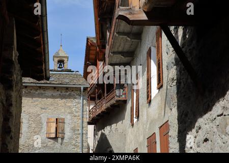 Das gut erhaltene Dorf Le Miroir mit seinen traditionellen Häusern und Kapelle, Sainte Foy Tarentaise, Nordfranzösische Alpen, Savoie, Frankreich Stockfoto