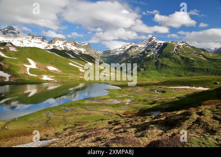 Der Lago Verney (See von Verney) liegt in den Alpen in der Nähe des Passes Piccolo San Bernardo (kleiner Bernhardiner Pass) in Italien, La Thuile, Aostatal Stockfoto