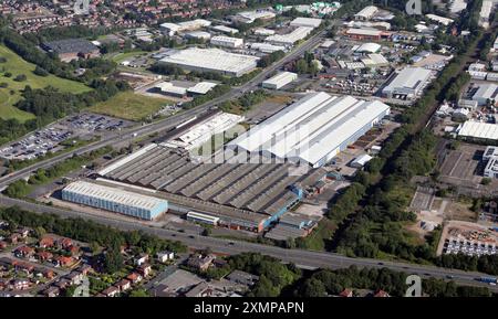 Luftaufnahme eines großen Lagerhauses mit vielen kleinen Unternehmen in Middleton, Greater Manchester Stockfoto