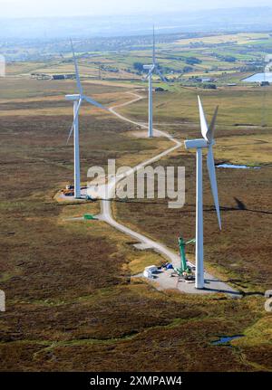 Luftaufnahme der Wartungsarbeiten an einer Windkraftanlage im Ovenden Moor bei Halifax, auf den Pennines in West Yorkshire Stockfoto