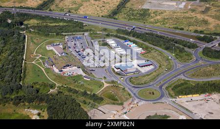 Aus der Vogelperspektive auf Leeds Skelton Lake Services, ein Autobahngebiet an der Kreuzung Stockfoto