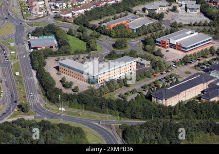 Aus der Vogelperspektive sehen Sie verschiedene Geschäfte im Thorpe Park Leeds, einem Business Park in Colton, East Leeds, West Yorkshire Stockfoto