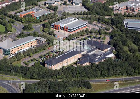 Aus der Vogelperspektive sehen Sie verschiedene Geschäfte im Thorpe Park Leeds, einem Business Park in Colton, East Leeds, West Yorkshire Stockfoto