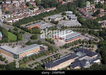 Aus der Vogelperspektive sehen Sie verschiedene Geschäfte im Thorpe Park Leeds, einem Business Park in Colton, East Leeds, West Yorkshire Stockfoto