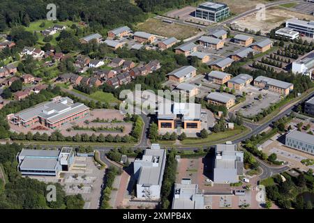 Aus der Vogelperspektive sehen Sie verschiedene Geschäfte im Thorpe Park Leeds, einem Business Park in Colton, East Leeds, West Yorkshire Stockfoto