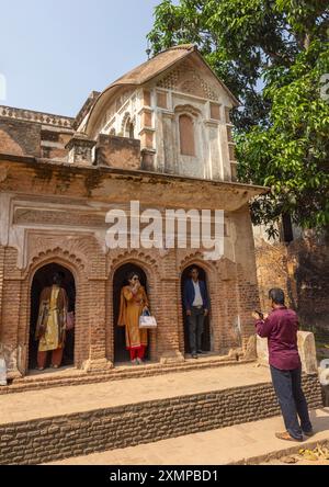 Touristen in der historischen Stadt Panam Nagar, Dhaka Division, Sonargaon, Bangladesch Stockfoto