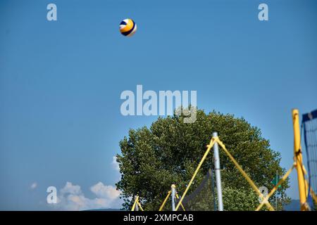 Ein actiongeladener Moment des 3x3 Ladeira Beach Volleyball Turniers in Baiona fängt einen Volleyball ein, der durch die Luft schwingt. Die dynamische Szene hoch Stockfoto