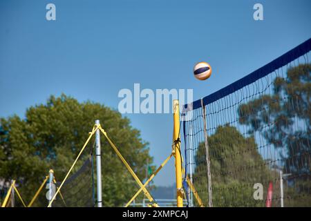 Ein actiongeladener Moment des 3x3 Ladeira Beach Volleyball Turniers in Baiona fängt einen Volleyball ein, der durch die Luft schwingt. Die dynamische Szene hoch Stockfoto