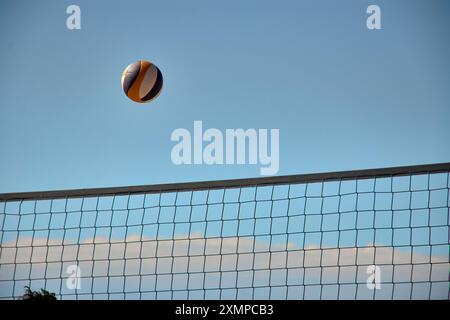 Ein actiongeladener Moment des 3x3 Ladeira Beach Volleyball Turniers in Baiona fängt einen Volleyball ein, der durch die Luft schwingt. Die dynamische Szene hoch Stockfoto