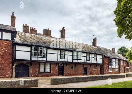 Traditionelle mittelalterliche Gebäude entlang der Kathedrale in der Nähe des Stadtzentrums, Exeter, Devon, Großbritannien Stockfoto