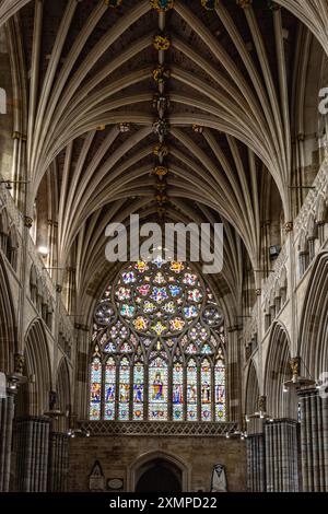 Die Kathedrale von Exeter in England beherbergt prächtige Buntglasfenster, von denen einige aus dem Jahr 1304 stammen. Stockfoto