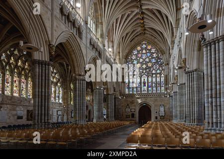 Die Kathedrale von Exeter in England beherbergt prächtige Buntglasfenster, von denen einige aus dem Jahr 1304 stammen. Stockfoto