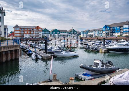 Exmouth Marina in Devon, ursprünglich ein alter Hafen an der Mündung des Flusses exe und Nor umgeben von farbenfrohen Apartments. Stockfoto