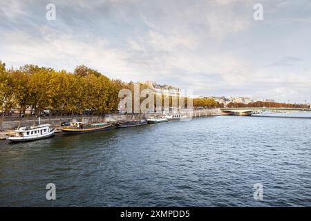 Lastkähne entlang der seine in Paris Stockfoto