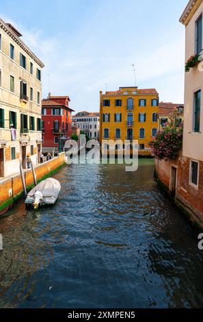 Venedig, Italien - 03. Juni 2024: Schmaler Kanal zwischen bunten Gebäuden eingerahmt. Stockfoto