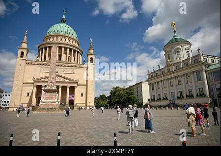 Die evangelische Nikolaikirche li. Und das Alte Rathaus re. Am Alten Markt in der Landeshauptstadt Potsdam Foto vom 23.06.204. Nachdem 1795 die alte Nikolaikirche abgebrannt war, wurde 1800 ihr Wiederaufbau geplant. Die Grundsteinlegung des Karl Friedrich Schinkel geplanten Bauwerks verzoegerte sich jedoch bis 1837. Nach verschiedenen Planungsideen hatte sich ein Zentralbau durchgesetzt, der einem Kubus auf quadratischem Grundriss glich. Zunaechst wurde nur der Unterbau fertiggestellt. Erst spaeter kam das Kuppeldach hinzu. 1850 wurde die Kirche erneut geweiht. Nach schweren Zerstoerun Stockfoto