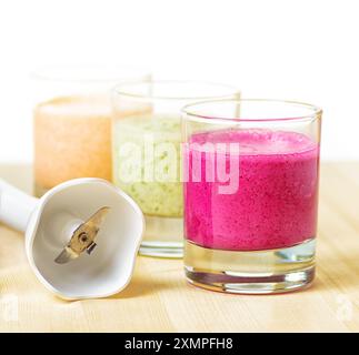 Frucht-Smoothie auf Holztisch auf weißem Hintergrund Stockfoto