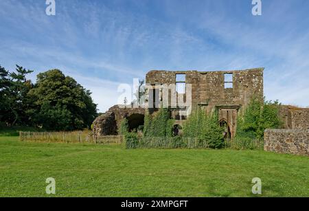 Die Steinruinen der Priory Balmerino, ein geplantes Denkmal im kleinen Dorf Balmerino in der Nähe der Tay Mündung. Stockfoto