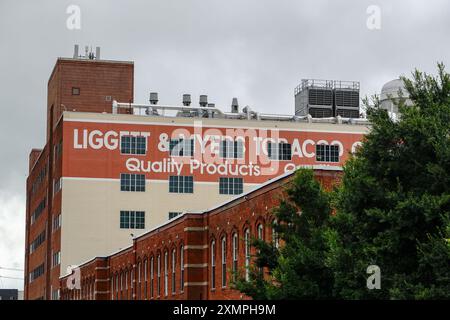 Schriftzug auf der Oberseite des ehemaligen Gebäudes der Liggett & Myers Tobacco Company, Chesterfield Building, jetzt Wissenschaftsforschungsbereich, Downtown Durham, NC. Stockfoto