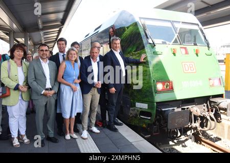 Maria Rita Zinnecker Vorsitzender Touristenverband Allgaeu Bayerisch Schwaben und Landraetin Klaus Holetschek MDL Fraktionsvorsitzener Klaus King Bügermeister Markt Oberstdorf Mechthilde Wittmann MDB Matthias Kurzeck Bundesverband VCD Thorsten Glauber Umweltminister Heiko Büttner, 29.07.2024 Hauptbahnhof Bayerns Umweltminister Thorsten Glauber enthuellt zusammen mit Ministerpraesident Dr. Markus Soeder und Heiko Büttner, Konzernbevollmaechtigter der DB für Bayern, die Natur-Lok Naturschutzgebiet Allgaeuer Hoc Muenchen * Stockfoto