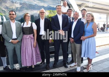 Klaus Holetschek MDL Fraktionsvorsitzender Dr Sabine Roedel Büergermeisterin Bad Hindelang Heiko Büttner, Konzernbevollmaechtigter Dr. Markus Soeder Ministerpraesident Klaus King Bügermeister Markt Oberstdorf Thorsten Glauber Umweltminister Matthias Kurzeck Bundesvorsitzender VCD Mechthilde Wittmann MDB München 29.07.2024 Hauptbahnhof Bayerns Umweltminister Thorsten Glauber enthuellt zusammen mit Ministerpraesident Dr. Markus Soeder, Heiko Buettner und Heiko Buettner, Heiko Buettner, Heiko Buettner, Heiko Buettner, Heiko Konzernbevollmaechtigter der DB für Bayern, die Natur-Lok Naturschutzgebiet Allgaeuer Hochalpen München *** Klaus Holetschek MDL Parlamentame Stockfoto