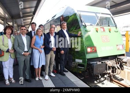 Maria Rita Zinnecker Vorsitzender Touristenverband Allgaeu Bayerisch Schwaben und Landraetin Klaus Holetschek MDL Fraktionsvorsitzener Klaus King Bügermeister Markt Oberstdorf Mechthilde Wittmann MDB Matthias Kurzeck Bundesverband VCD Thorsten Glauber Umweltminister Heiko Büttner, 29.07.2024 Hauptbahnhof Bayerns Umweltminister Thorsten Glauber enthuellt zusammen mit Ministerpraesident Dr. Markus Soeder und Heiko Büttner, Konzernbevollmaechtigter der DB für Bayern, die Natur-Lok Naturschutzgebiet Allgaeuer Hoc Muenchen * Stockfoto