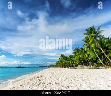 Wunderschöner tropischer Strand und blauer Himmel Stockfoto