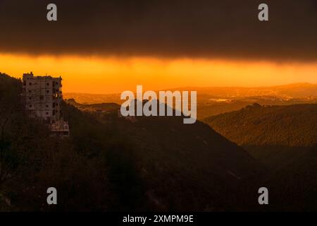 Der wunderschöne Sonnenuntergang über der libanesischen Küste, am Mittelmeer, mit hellen Farben, Stadtpanorama und Landschaft des Nahen Ostens. Stockfoto