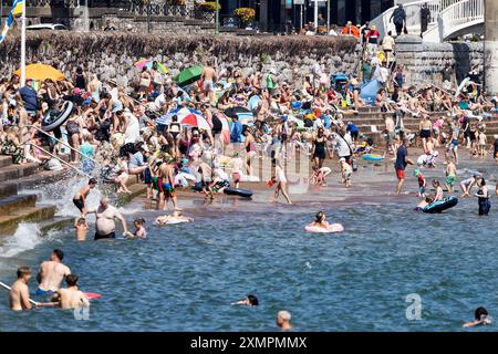 Torquay, Großbritannien, 29. Juli 2024. Touristen genießen die Sonne am Strand von Torquay, Teil der englischen Riviera in Devon, Großbritannien. Die Temperaturen in Großbritannien werden diese Woche voraussichtlich 30 Grad erreichen. Quelle: Mark Passmore/ Alamy Live News Stockfoto