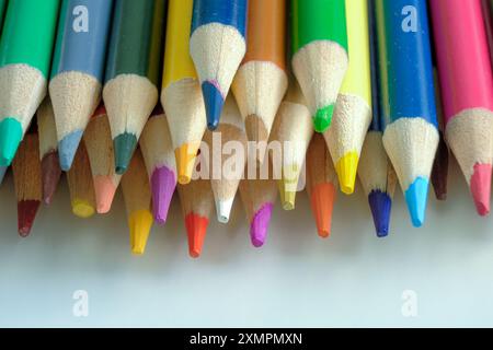 Gut benutzte farbige Bleistiftspitzen Stockfoto