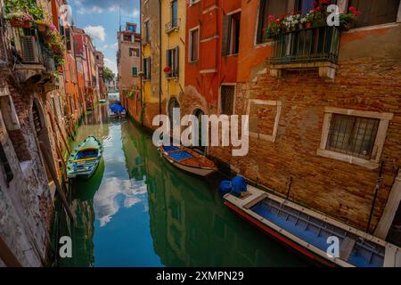 Venedig, Italien - 03. Juni 2024: Friedlicher Venedig-Kanal mit angedockten Booten. Stockfoto