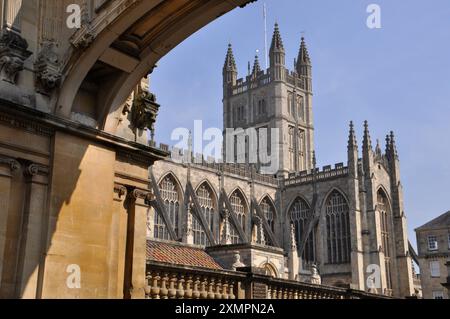 Bath Abbey, durch den kunstvollen Bogen auf der York Street gesehen. Ein Teil der römischen Bäder sind am unteren Bildrende zu sehen.Bad. Somerset. GROSSBRITANNIEN Stockfoto