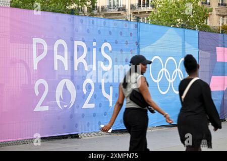 Paris (Frankreich): Touristen in einer Straße und Piktogramme an den Olympischen Spielen 2024 in Paris, Esplanade du Trocadero Stockfoto