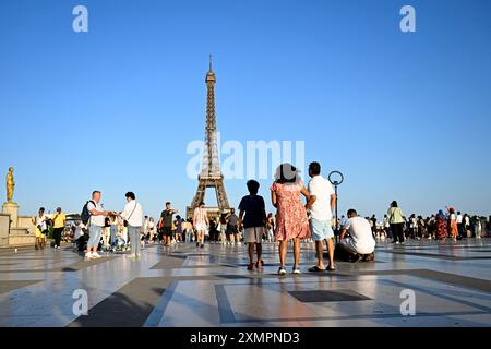 Paris (Frankreich): Touristen in der „Esplanade du Trocadero“ sehen den Eiffelturm mit den olympischen Ringen für die olympischen Spiele 2024 in Paris Stockfoto