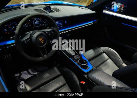 Nahaufnahme des Cockpits eines Porsche 911 GT3 mit leistungsstarkem Armaturenbrett, Lenkrad und Innenraumdesign Stockfoto