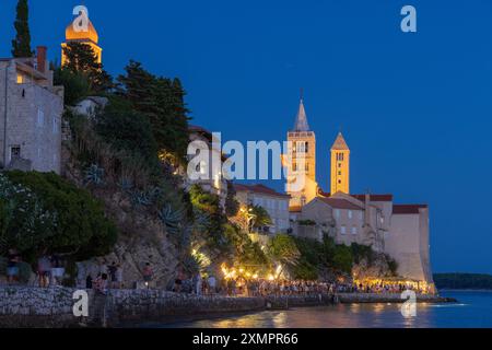 Die Altstadt von Rab, in der Abenddämmerung, die Adria in Kroatien Stockfoto