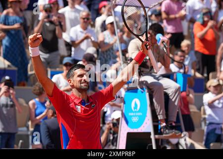 Paris, Frankreich. Juli 2024. PARIS, FRANKREICH - 29. JULI: Novak Djokovic aus Serbien feiert den Sieg über Rafael Nadal aus Spanien, nachdem er am 29. Juli 2024 in Paris in der zweiten Runde der Männer-Einzel-Spiele 2024 in Roland Garros teilgenommen hatte. (Foto von Andre Weening/Orange Pictures) Credit: Orange Pics BV/Alamy Live News Stockfoto