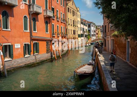 Venedig, Italien - 5. Juni 2024: Friedlicher Venedig-Kanal mit angedockten Booten. Straße Rio de S. Vio. Stockfoto