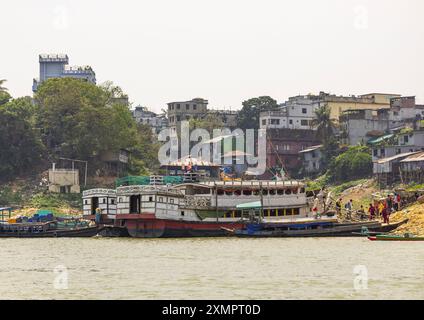 Stelzenhäuser auf Pfählen am Kaptai Lake, Chittagong Division, Rangamati Sadar, Bangladesch Stockfoto