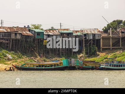 Stelzenhäuser auf Pfählen am Kaptai Lake, Chittagong Division, Rangamati Sadar, Bangladesch Stockfoto