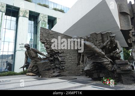 Warschau, Polen. Juli 2024. Seit 1989 erinnert ein zentrales Denkmal auf dem Krasinskych-Platz an den Aufstand der polnischen Untergrundarmee Armija Krajowa AK gegen die deutsche Besatzung am 1. August 1944. Der Aufstand wurde blutig unterdrückt. Etwa 200.000 Polen wurden getötet. Die Nazis zerstörten große Teile Warschaus. Quelle: Friedemann Kohler/dpa/Alamy Live News Stockfoto