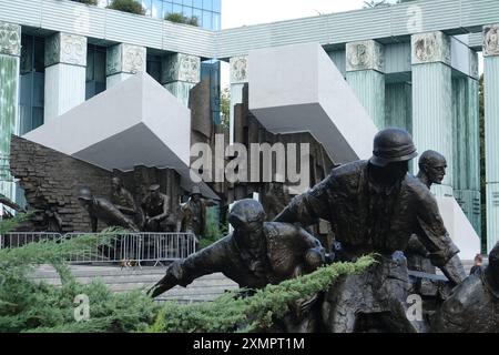 Warschau, Polen. Juli 2024. Seit 1989 erinnert ein zentrales Denkmal auf dem Krasinskych-Platz an den Aufstand der polnischen Untergrundarmee Armija Krajowa AK gegen die deutsche Besatzung am 1. August 1944. Der Aufstand wurde blutig unterdrückt. Etwa 200.000 Polen wurden getötet. Die Nazis zerstörten große Teile Warschaus. Quelle: Friedemann Kohler/dpa/Alamy Live News Stockfoto